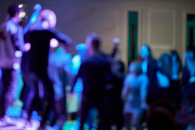 immagine sfocata di persone che ballano a una festa in una discoteca concetto di vita da club