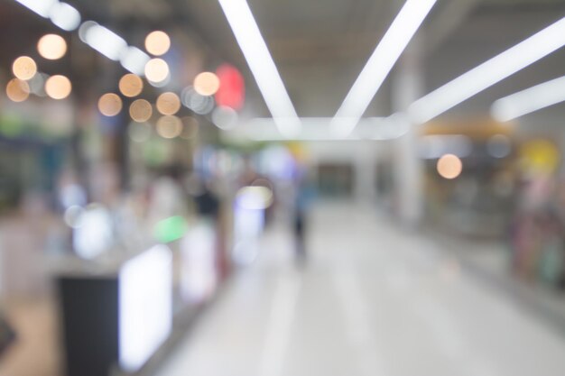 Immagine sfocata di persone che camminano al centro commerciale