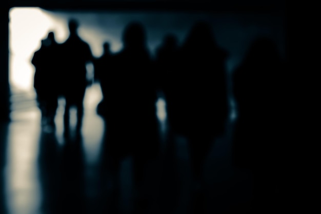 Immagine sfocata di persone in tulle che si muovono verso la luce