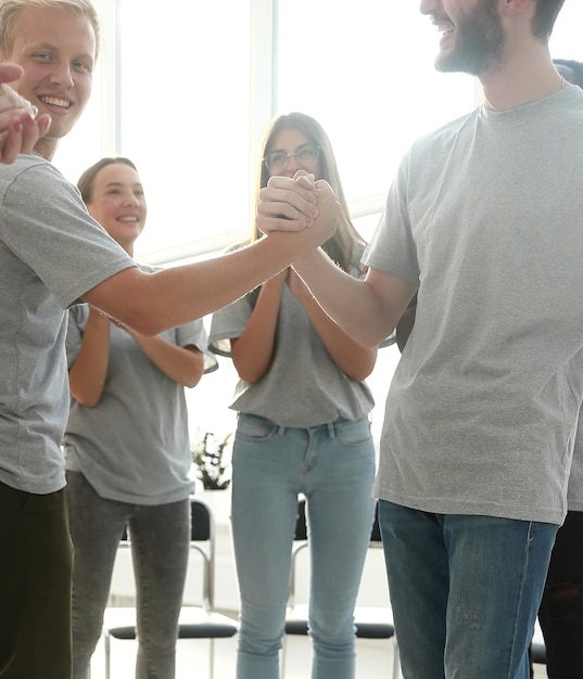 Immagine sfocata di un gruppo di giovani seduti in cerchio