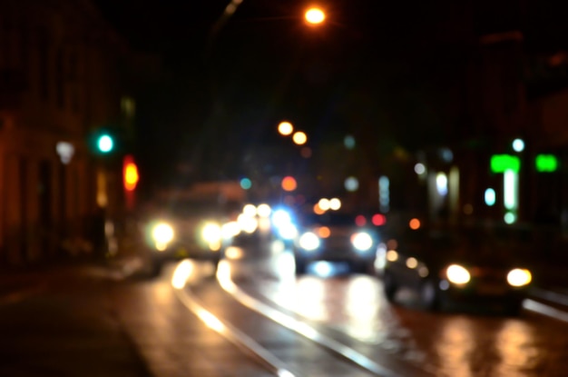 Immagine sfocata di una strada illuminata di notte