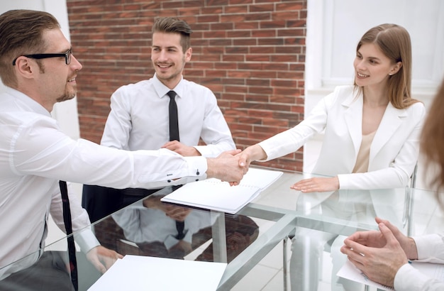 Immagine sfocata di una stretta di mano di partner commerciali in ufficio Sfondo Deskbusiness