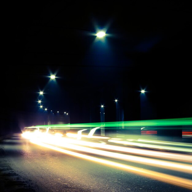 Immagine sfocata in movimento di un tunnel buio con tracce luminose