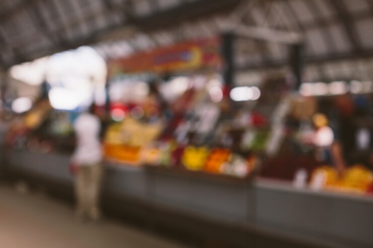 Immagine sfocato del negozio di frutta sul mercato degli agricoltori