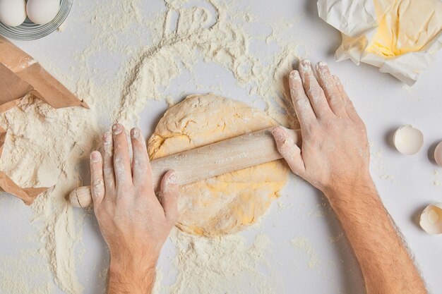 immagine tagliata cuoco rotolamento di pasta