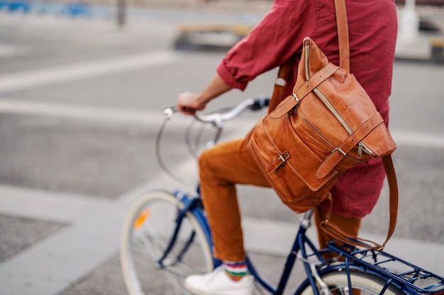 Immagine tagliata di un ciclista che guida una bicicletta su una strada della città