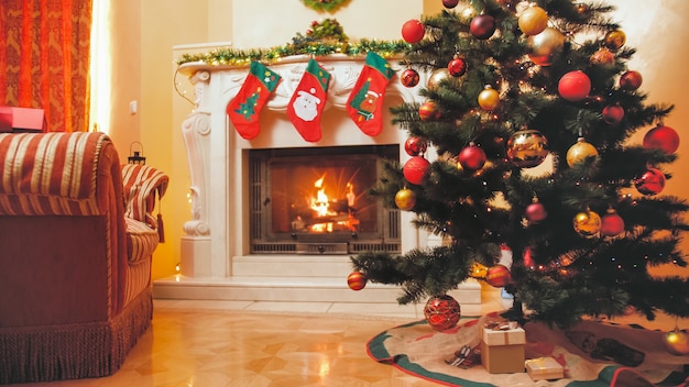 Immagine tonica di bellissimi interni decorati per Natale e Capodanno