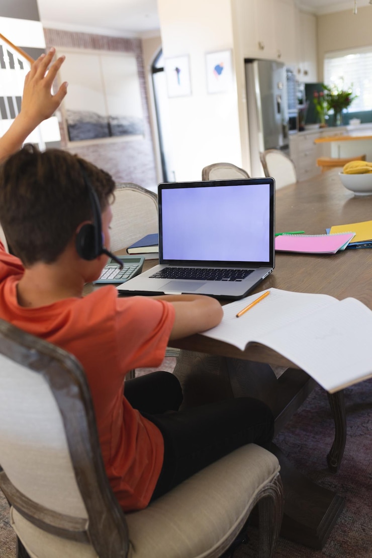 Foto immagine verticale del ragazzo caucasico che impara e utilizza il computer portatile con l'ubicazione dello spazio di copia nel soggiorno