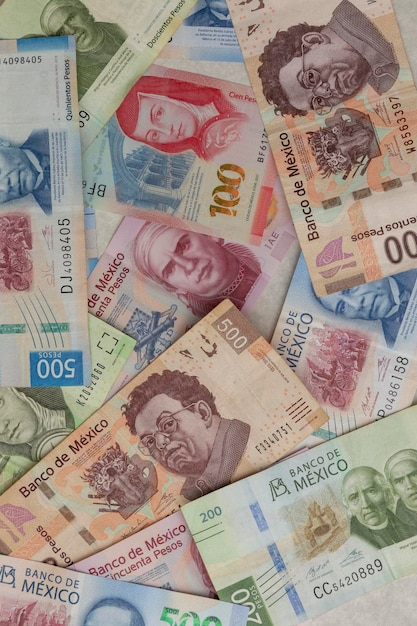 Immagine verticale di pesos messicani banconote di varie denominazioni su un tavolo con spazio di copia