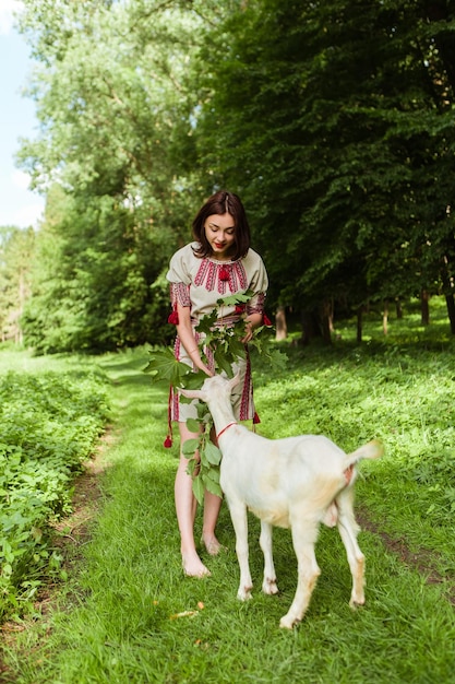 Immagine verticale donna vestita camicia tradizionale ucraina alla moda ricamo vyshyvanka