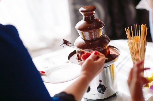 Immagine vibrante di fontana di cioccolato Fontain sulla festa.