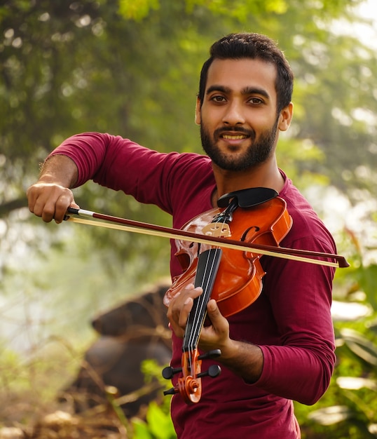 Immagini del giocatore di violino Musica e concetto di tono musicale. immagini di uomo musicista