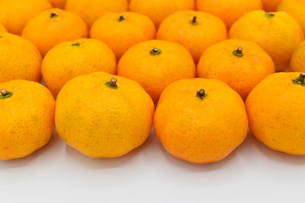 Immagini di mandarini con lo spazio del testo isolato su bianco