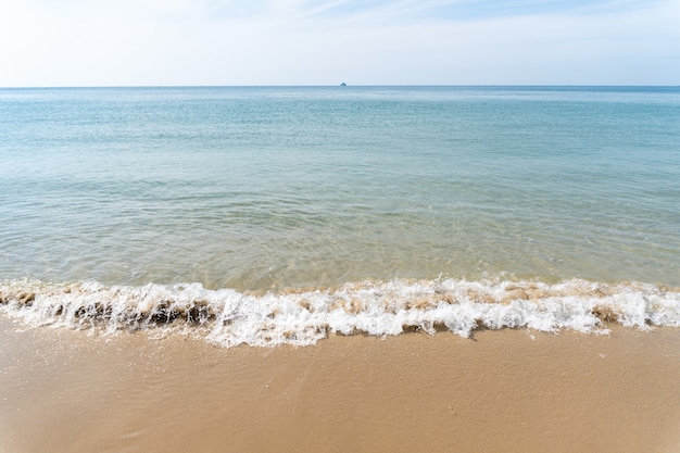 Immagini di mare, onde, sabbia, cielo e spiaggia, nessuno, bel mare, estate, tempo di vacanze.