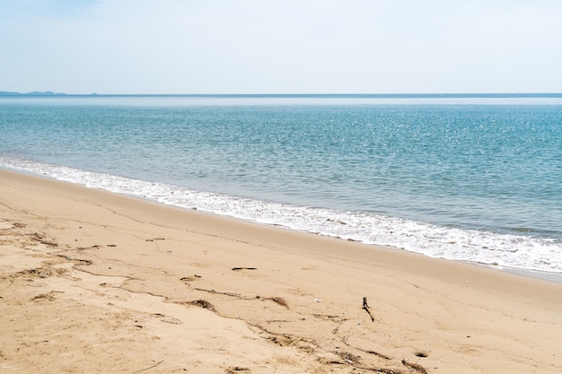 Immagini di mare, onde, sabbia, cielo e spiaggia, nessuno, bel mare, estate, tempo di vacanze.