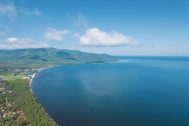 Immagini estive del lago Baikal nel sud della Siberia, Russia