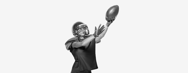 Immagini in bianco e nero di una ragazza sportiva nell'uniforme di un giocatore di football americano. concetto di sport. Sfondo bianco. Tecnica mista