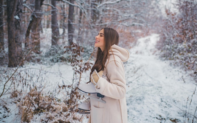 Immagini per la stagione invernale dei vestiti da donna inverno dei modelli invernali che si divertono nel parco invernale