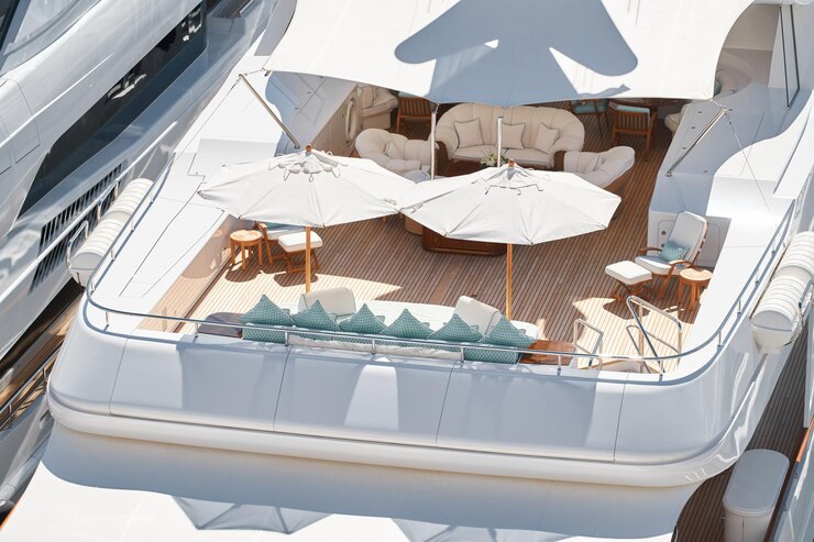 Immagini ravvicinate di un'area di relax sul ponte aperto in teak di un costoso megayacht in una giornata di sole