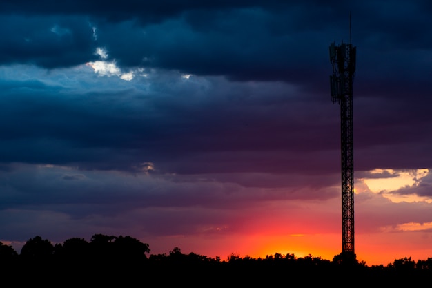 Immagini silhouette, cielo multicolore e pali del telefono.