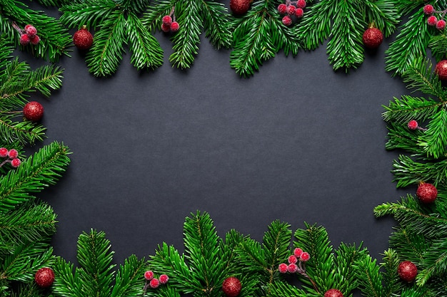 Immediatamente sopra la foto dell'albero di Natale sullo sfondo nero