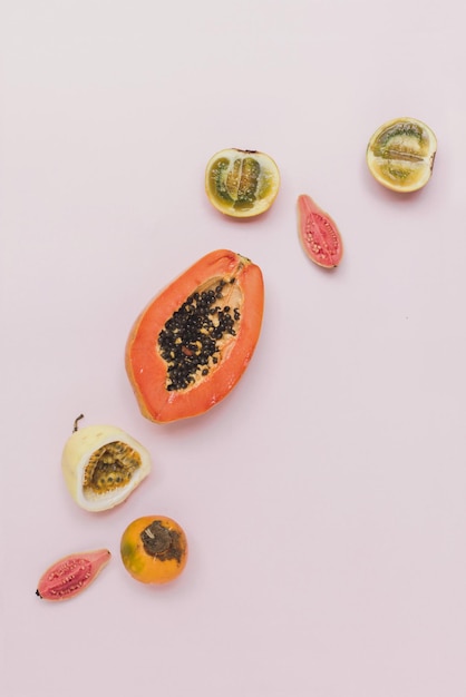 Immediatamente sopra la ripresa dei frutti su sfondo bianco