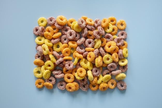 Immediatamente sopra una ripresa di frutta su sfondo blu