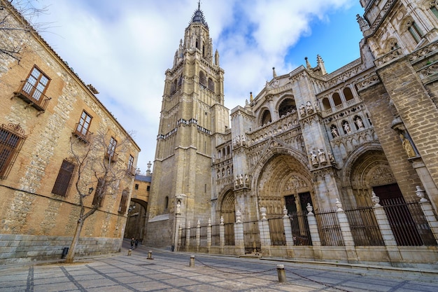 Immensa cattedrale di Toledo con le sue alte torri medievali. Toledo Spagna.