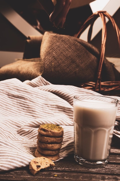 Immergere deliziosi biscotti in un bicchiere di latte