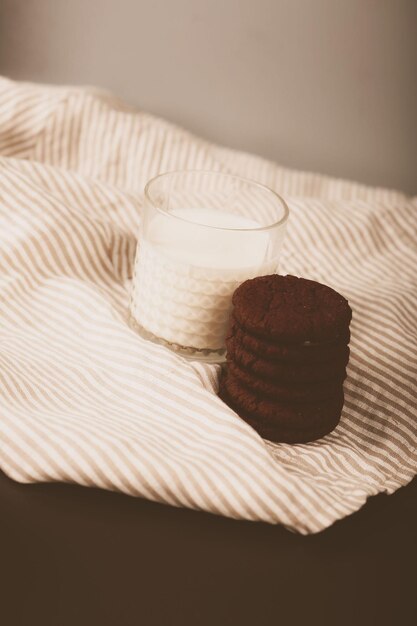 Immergere deliziosi biscotti in un bicchiere di latte