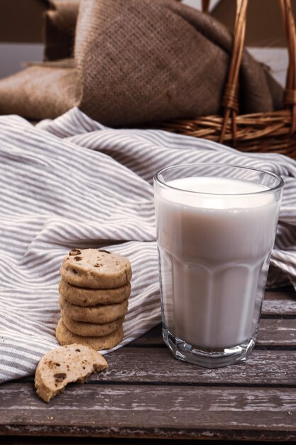 Immergere deliziosi biscotti in un bicchiere di latte