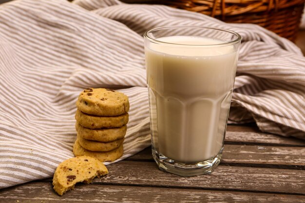 Immergere deliziosi biscotti in un bicchiere di latte