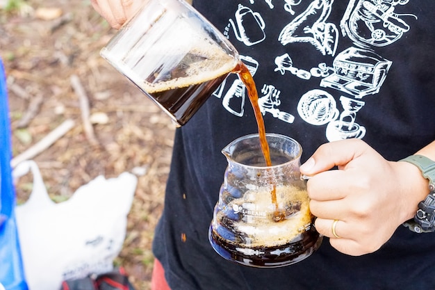 Immergere il caffè fresco per set di caffè fresco a mano.