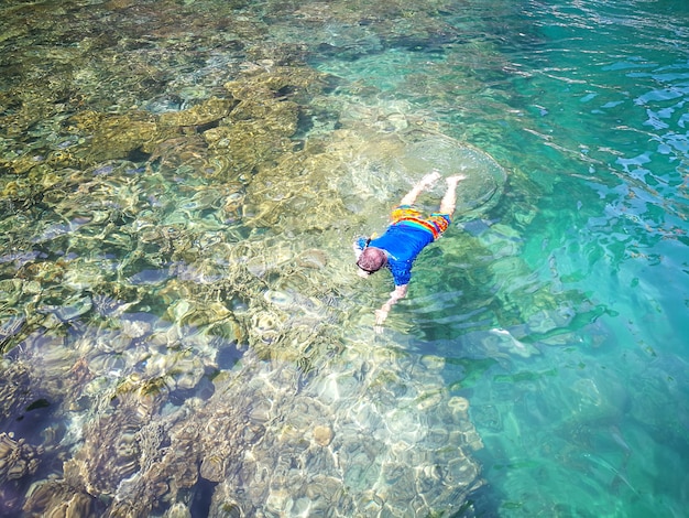 Immergersi in acqua chiara a Koh lao ka, Krabi, Tailandia