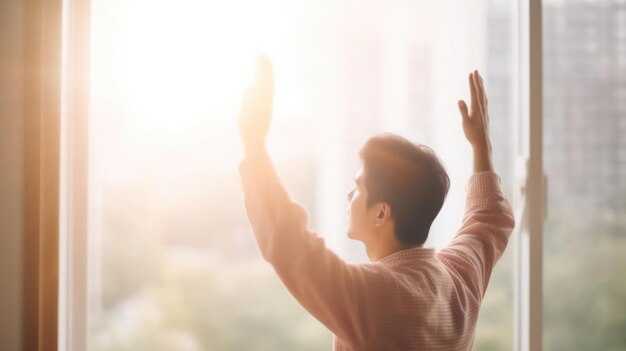 Immergetevi nella serena bellezza dell'adorazione cristiana raffigurata con un focale morbido che mostra le mani alzate in una scena di sincera fede e contemplazione