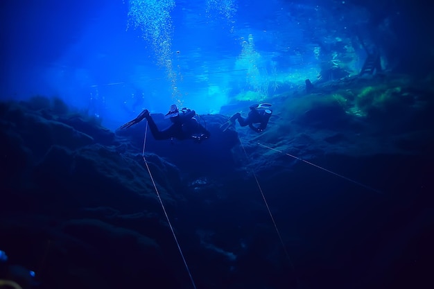 immersioni nei cenotes, messico, grotte pericolose immersioni nello yucatan, oscuro paesaggio di caverne sott'acqua