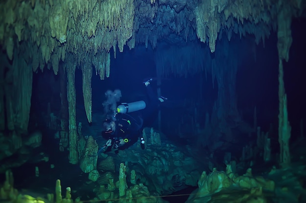 immersioni nei cenotes, messico, grotte pericolose immersioni nello yucatan, oscuro paesaggio di caverne sott'acqua