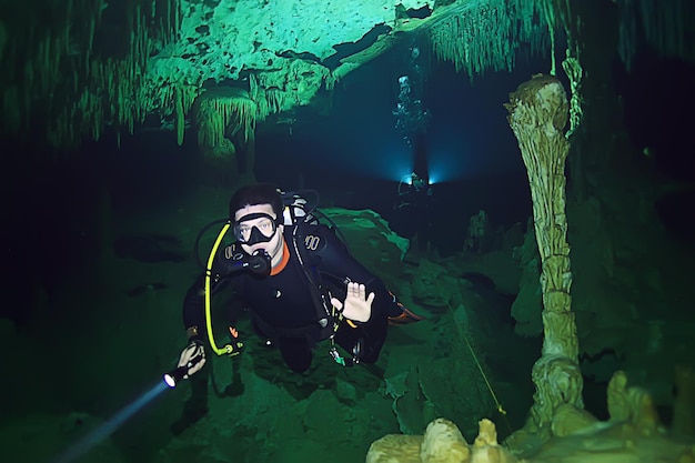 immersioni nei cenotes, messico, grotte pericolose immersioni nello yucatan, paesaggio di caverne scure sott'acqua