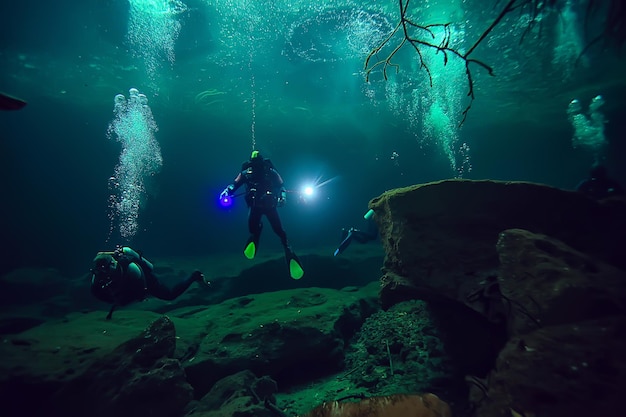 immersioni nei cenotes, messico, grotte pericolose immersioni nello yucatan, paesaggio di caverne scure sott'acqua