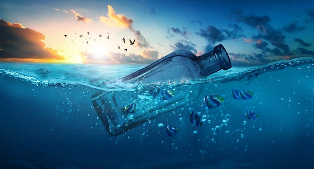 Immondizia di plastica nell'oceano Bottiglia di plastica di inquinamento marino che galleggia nel mare