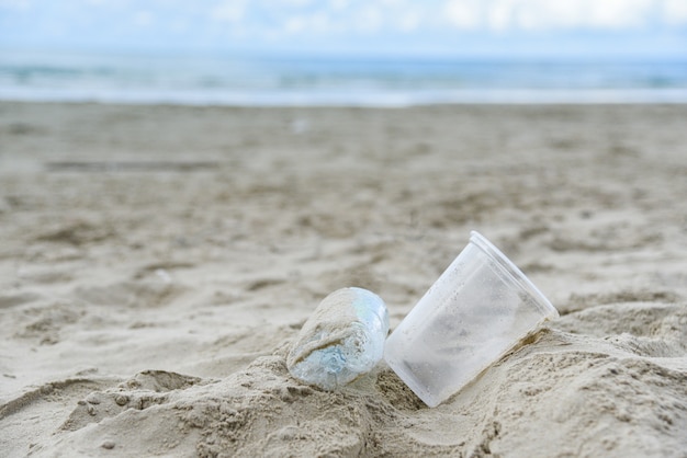 Immondizia in mare con bottiglia di plastica