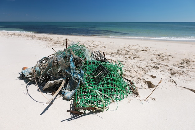 Immondizia sulla spiaggia dell'oceano