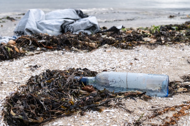 Immondizia sulla spiaggia