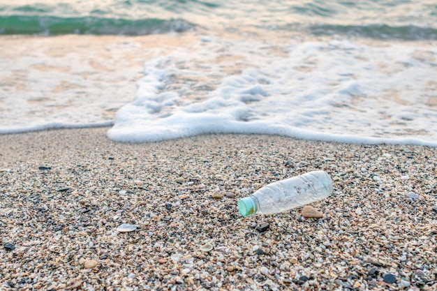 Immondizia sulla spiaggia