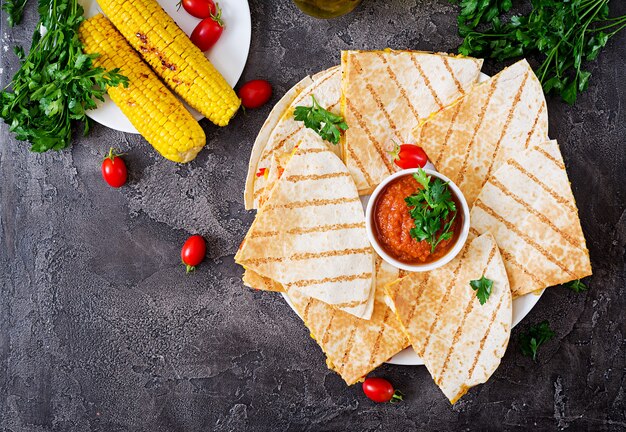 Impacco alla quesadilla messicana con pollo, mais e peperoni e salsa di pomodoro.