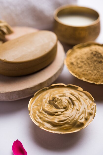 Impacco viso a base di erbe o ayurvedico con Multani mitti, latte ecc. adagiato con sapone, asciugamano. Messa a fuoco selettiva