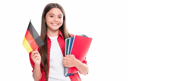 Impara la lingua straniera felice ragazza adolescente tenere bandiera tedesca e cartella di lavoro paesi schengen Ritratto di studentessa studente studio banner header School bambino faccia copyspace