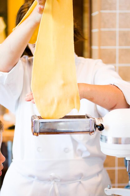 Imparare a fare gli spaghetti freschi da zero.