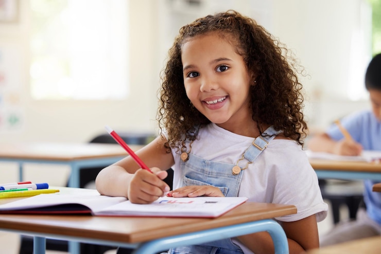 Foto imparare il disegno e il ritratto di una ragazza durante l'esame in classe o studiare con il libro sviluppo del sorriso in età prescolare e coloritura felice per bambini o studenti per l'arte creativa nel quaderno all'asilo
