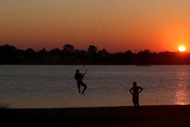 Imparare il kitesurf mentre il sole tramonta